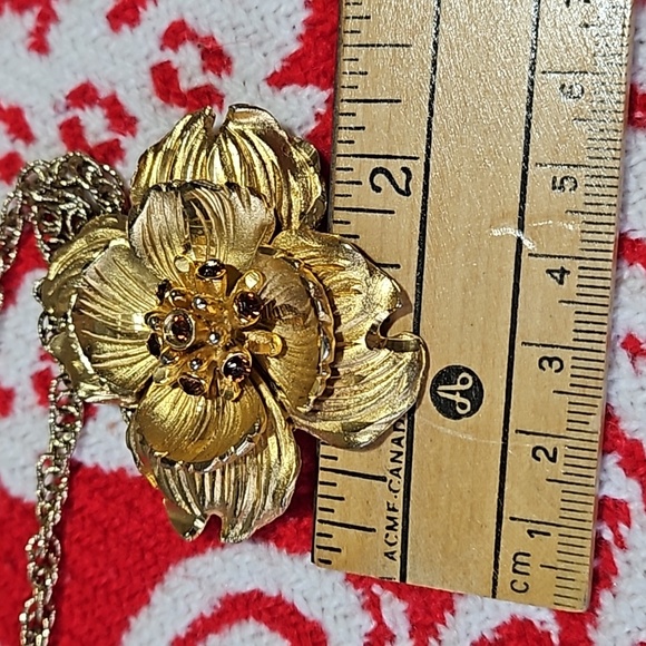 Vintage 1940s Hobe pendant and chain, gold flower with intricate chain. Signed - Picture 9 of 9